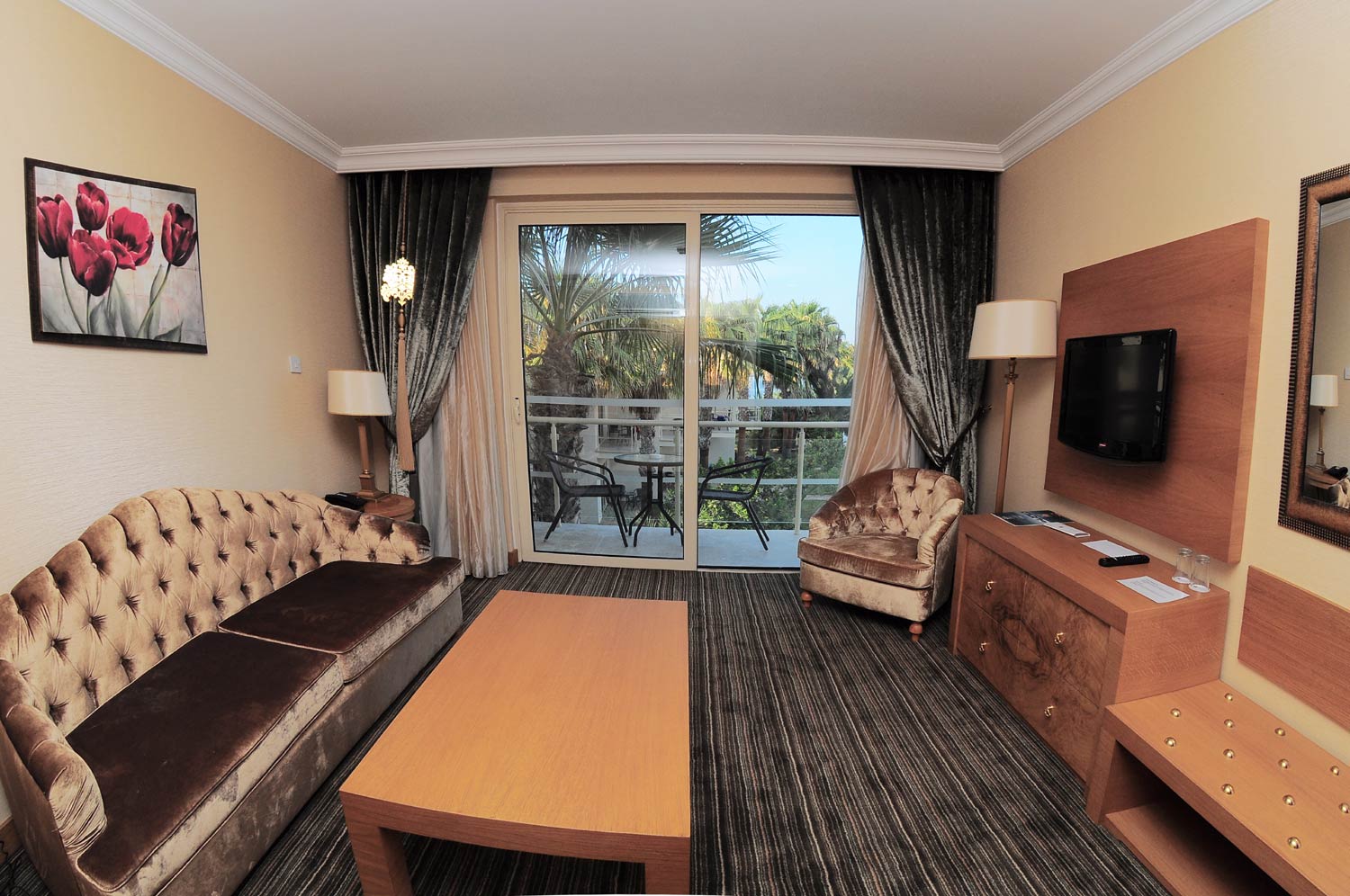 oscar resort poolside suite living room