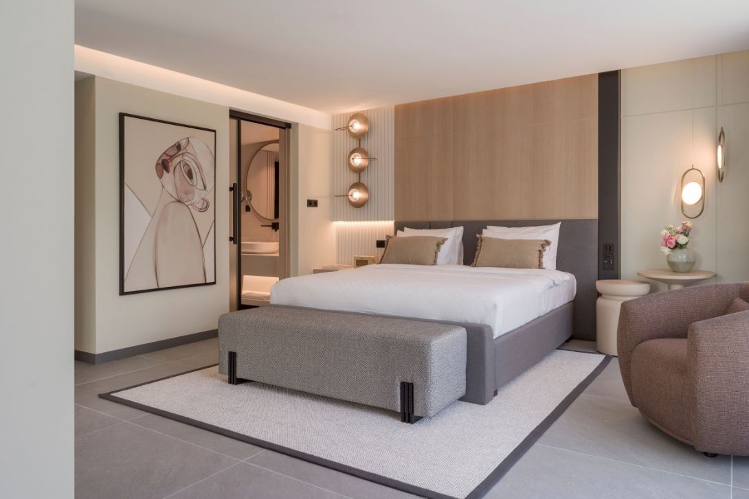 deluxe-suite-bedroom-kolektif-kyreniaa