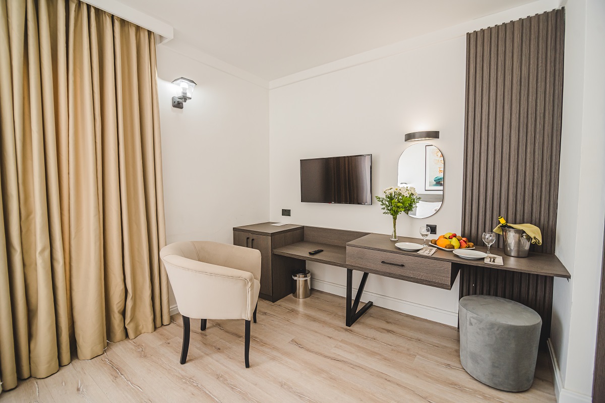 uptown anadolu Superior bedroom table kyrenia
