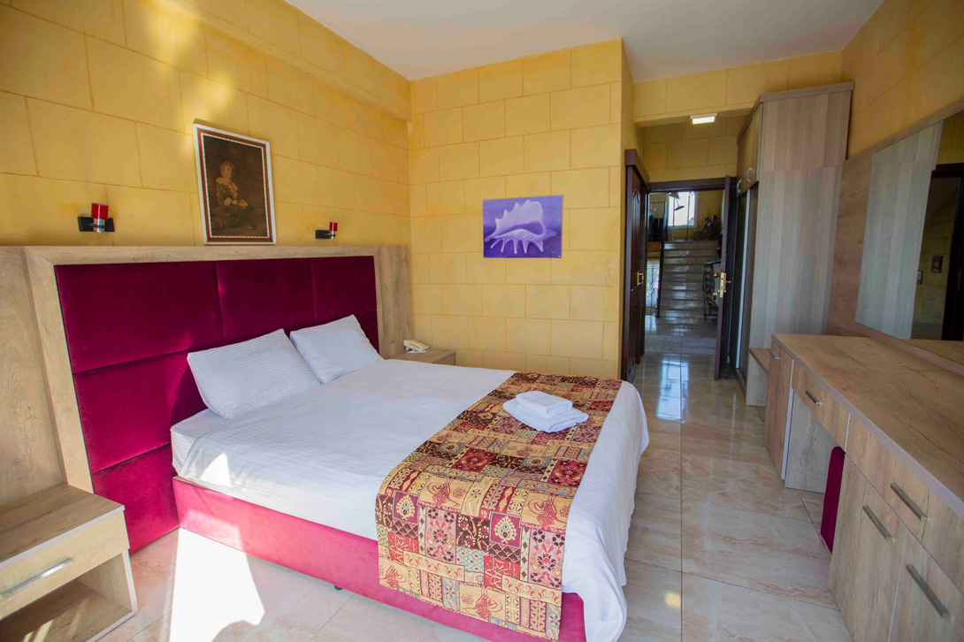 hotel-room-bedroom-interior-lapida
