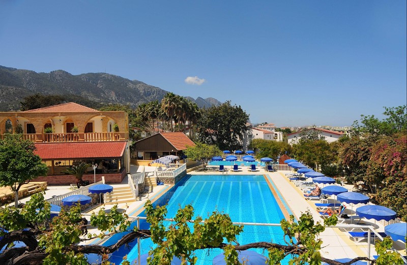 3-riverside-garden-pool-view