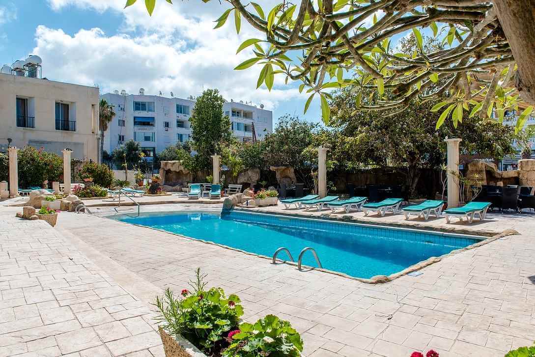 kings hotel swimming pool