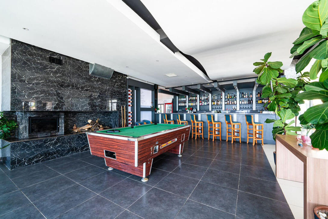 manolya bar sitting kyrenia