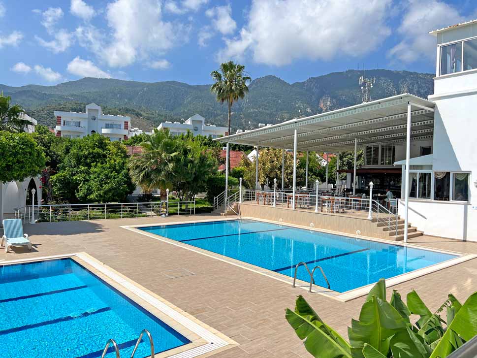 rose gardens pool area