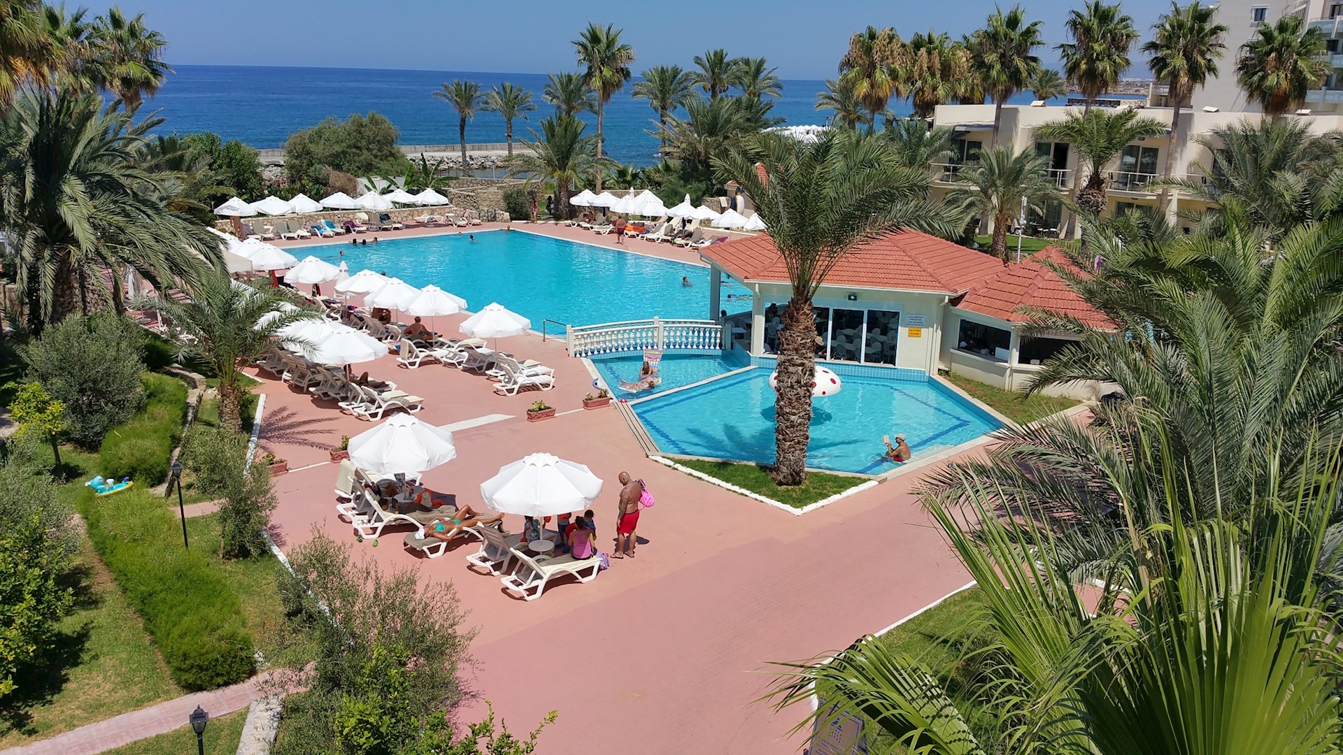 oscar resort hotel outside pool