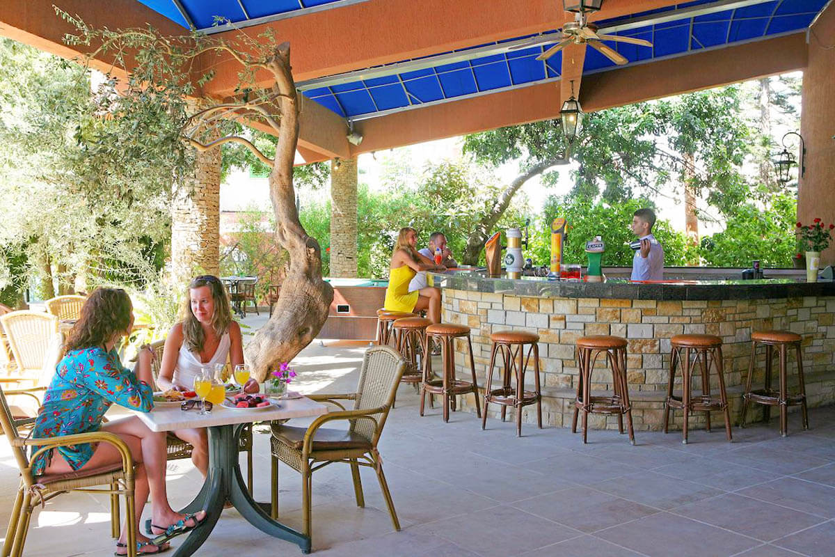 navarria hotel outdoor bar