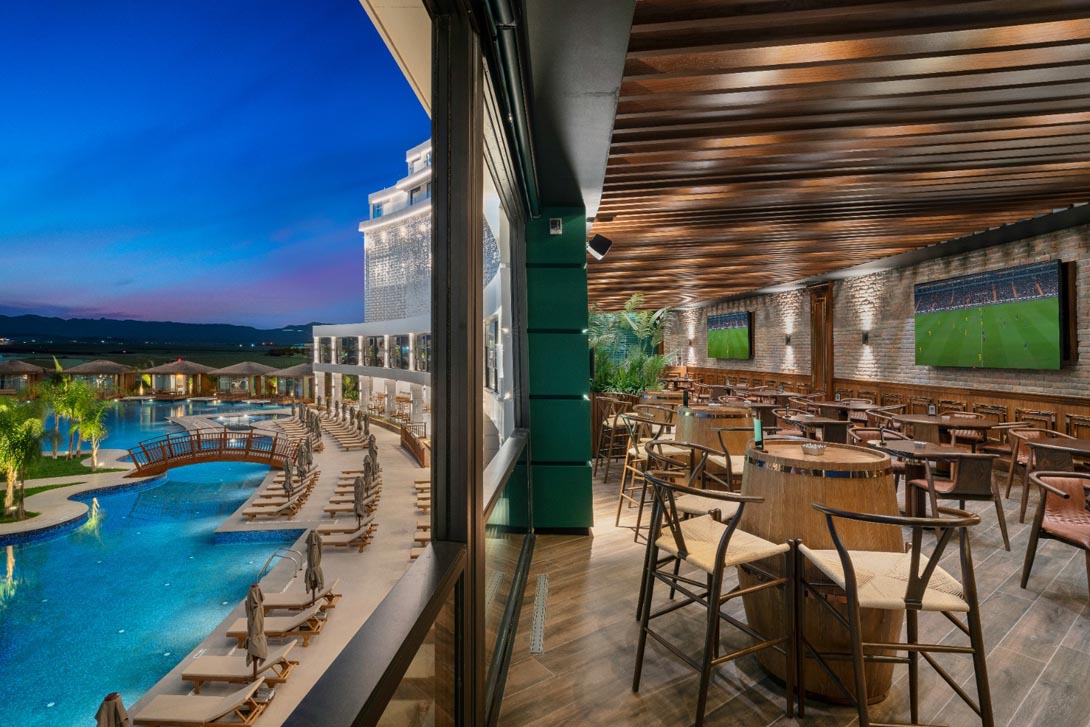 grand sapphire crow bar view