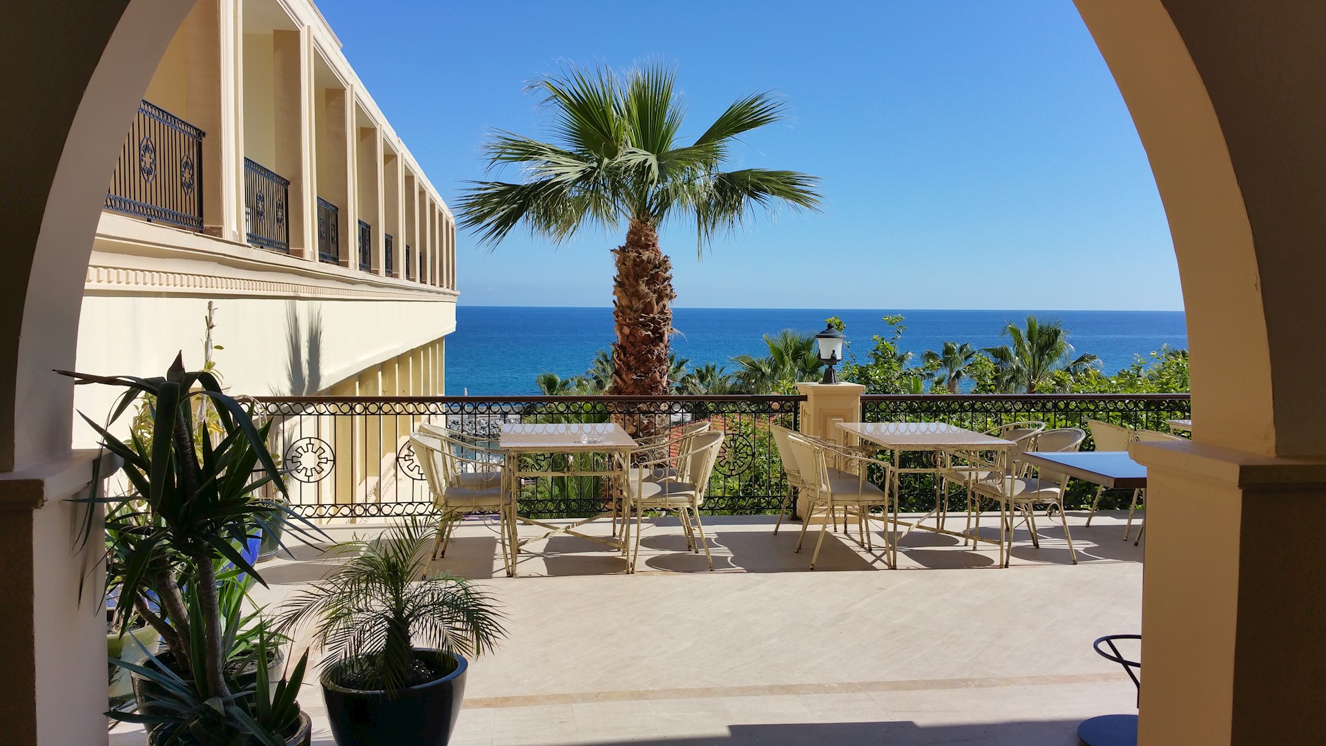 oscar resort hotel lobby terrace