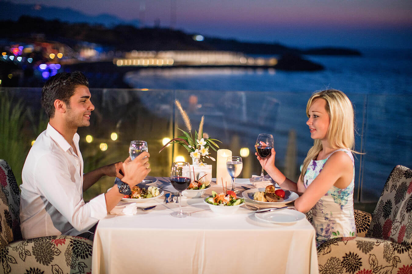 acapulco-honeymoon-seaside-romantic-meal