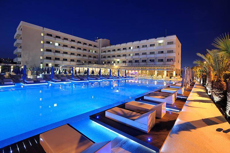 nestor hotel night view