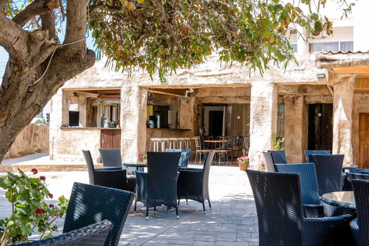 kings hotel open air cafe