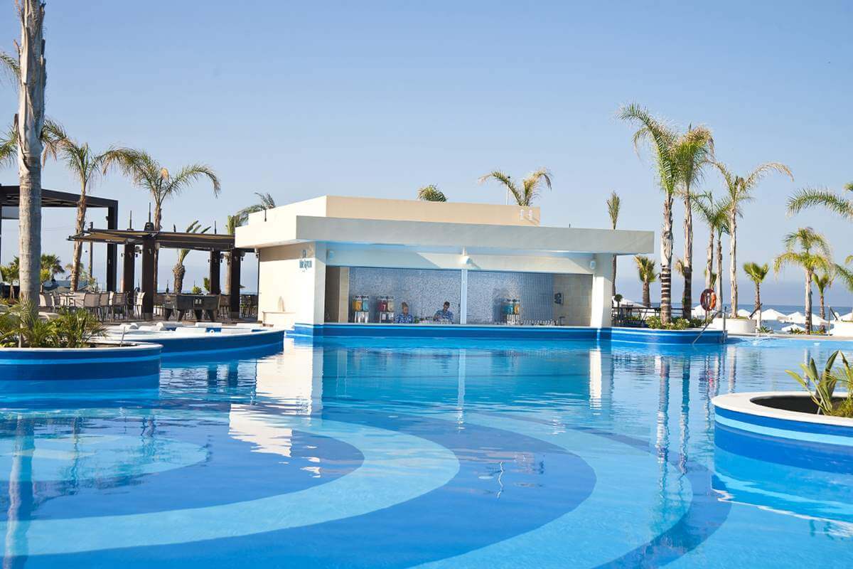 olympic lagoon pool swim up bar